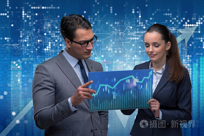 商人和女商人讨论交易策略