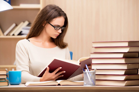 苦恼学生年轻的学生为大学考试做准备照片