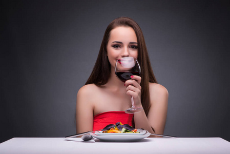 一个人吃饭图片