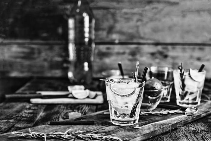 两杯新鲜莫吉托鸡尾酒在木桌上复制空间