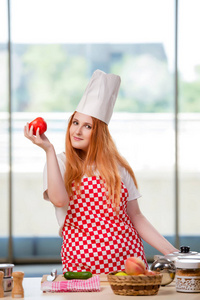 红发女郎厨师在厨房工作