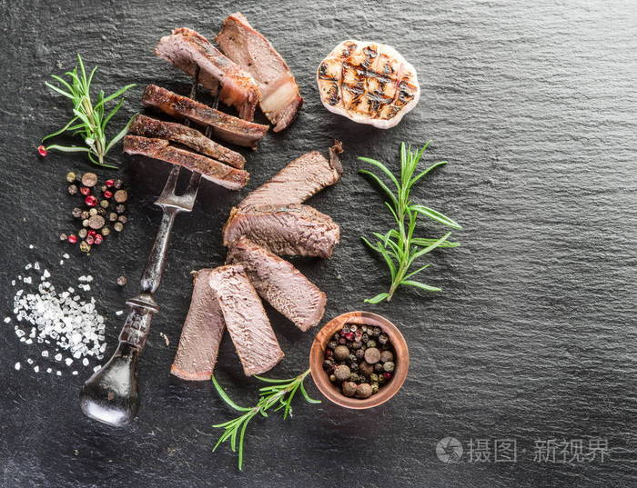 眼扒牛排配上石墨板的香料