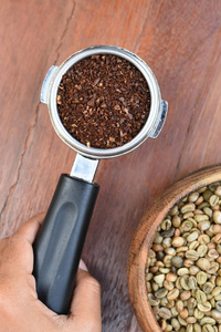 在金属过滤器和咖啡豆现磨咖啡豆