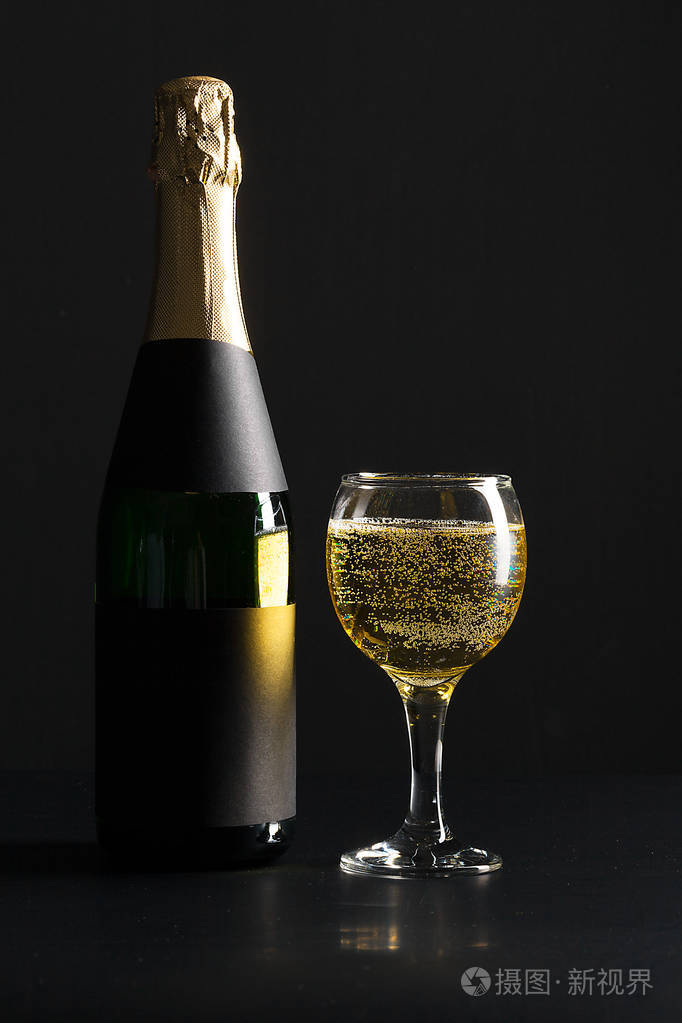 香槟酒杯和黑色背景酒瓶