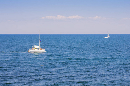 海景带两艘游艇