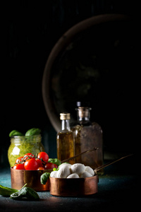 传统的意大利新鲜沙拉 Caprese 由有机樱桃西红柿和迷你意大利干酪 di Bufalla 在一只野鸡蓝色石头背景下, 在质朴
