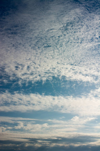 白色和蓝色的云的天空