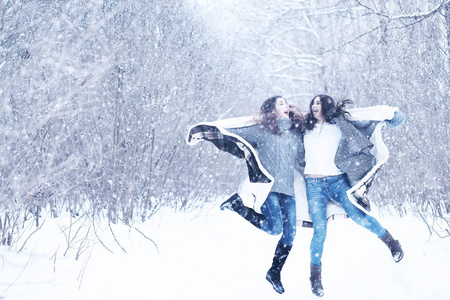 美丽的女孩在美丽的冬天雪