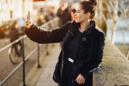 在巴黎漫步时使用手机的女人