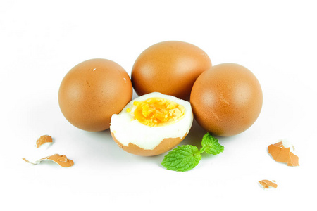 煮熟的鸡蛋切成两半孤立在白色背景上