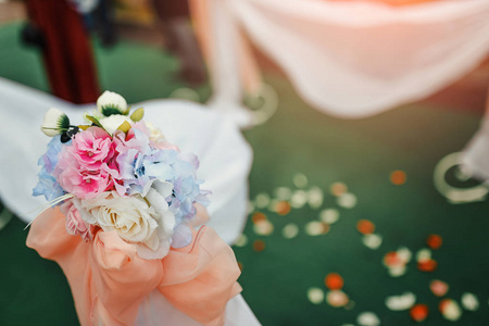 婚礼仪式上树绿色背景的花卉装饰美丽白色拱