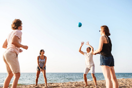 海滩上的快乐朋友照片玩排球有乐趣