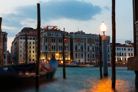 在晚上，威尼斯大运河