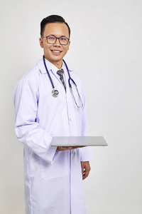微笑亚洲医生持有数字平板电脑隔离白色背景新的医学概念