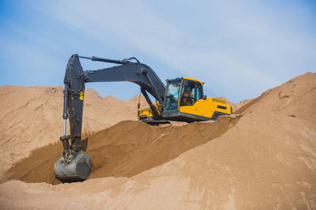 挖掘机和推土机开挖砂和新路施工期间道路工程, 卸砂和路金属工作照片