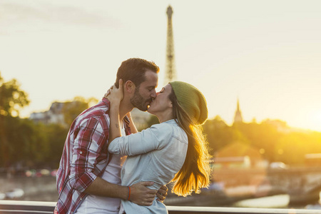 年轻情侣约会在巴黎