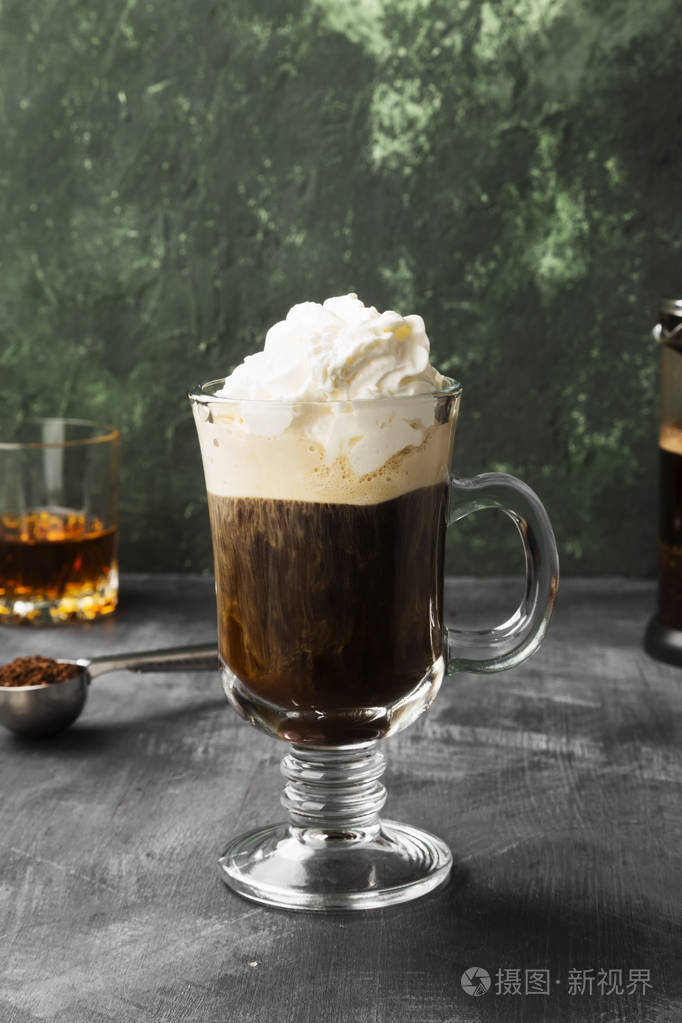 爱尔兰咖啡与威士忌在黑暗的背景下