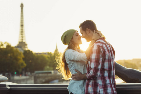 年轻情侣约会在巴黎