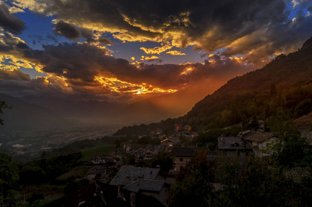 日落在意大利阿尔卑斯山。Colorfull 天空