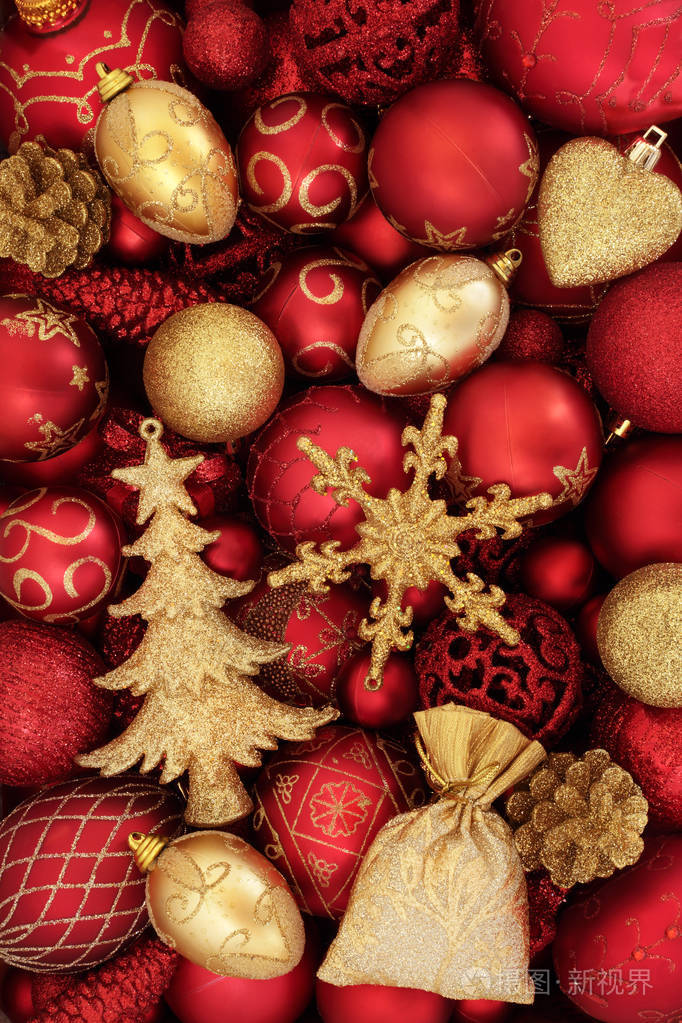 红色和金色圣诞摆设装饰形成一个抽象的背景。节日的传统圣诞贺卡。顶部视图