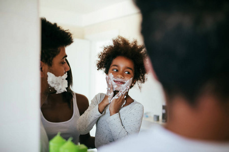 拍摄的乐趣与剃须泡沫浴室里的黑人家庭