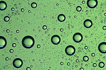 绿色湿背景, 窗玻璃上的雨滴, 秋季天气的概念