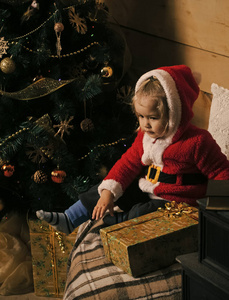 礼物盒圣诞节快乐的孩子