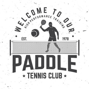 欢迎来到我们的球拍网球俱乐部徽章, 徽章或标志。向量例证