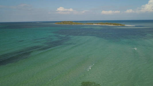 热带海岛 Tanduyong 与海滩