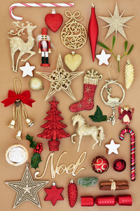 圣诞诺埃尔签署复古摆设树装饰品和装饰品与冬季植物和传统符号的节日与包装纸的背景。顶部视图
