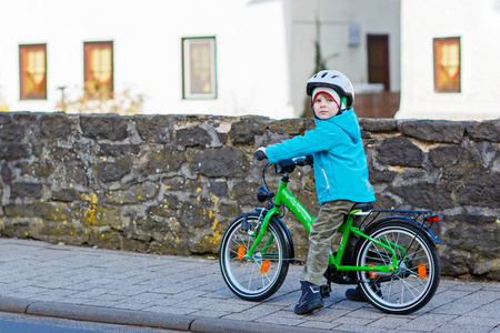 学龄前的孩子骑在自行车上的小男孩