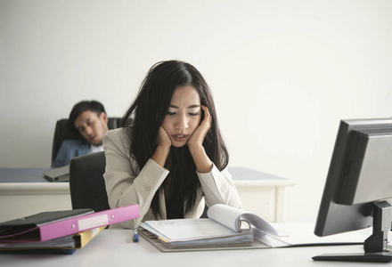 女实业家对办公室的工作压力很大, 不高兴。生活方式压力