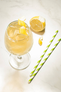 鸡尾酒与冰和柠檬马丁尼鸡尾酒与冰, 吸管和柠檬在白色大理石桌上。顶部视图