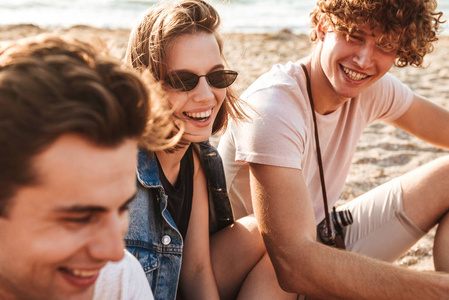 一群快乐的年轻朋友一起在海滩玩的开心时光