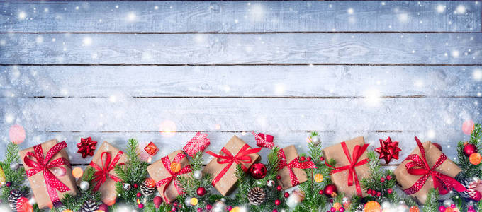 礼品盒和装饰的枞树枝上雪表圣诞贺卡