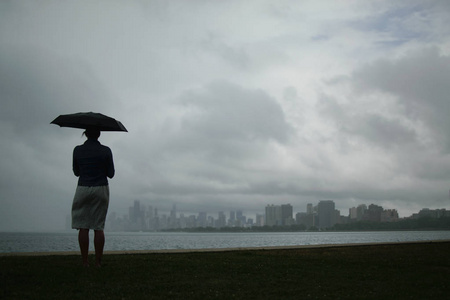 风雨中抱伞的女人