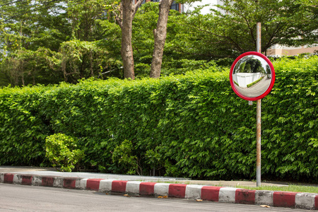 在街道的拐角处交通凸镜照片