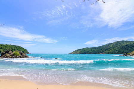 美丽的波浪在海滩, 清澈的水, 白色的沙子在您的假日在安达曼海普吉岛泰国