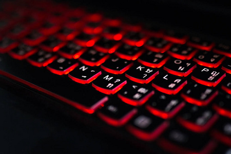 关闭。红色的背光，背光手提电脑或电脑录入计算机的游戏在黑暗中