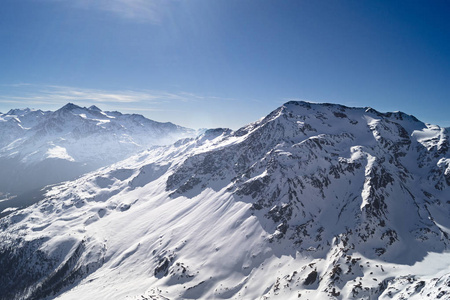 高山阿尔卑斯全景从利维尼奥的顶部在意大利