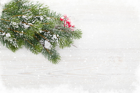 圣诞节的背景下, 冷杉树覆盖在木墙前的雪。圣诞贺卡模板