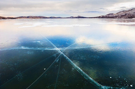 冰封冻的湖面上