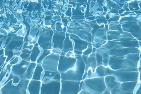 酒店泳池内有透明干净的水