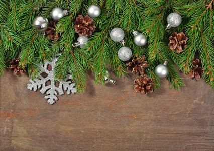 银色圣诞装饰品和云杉分支和