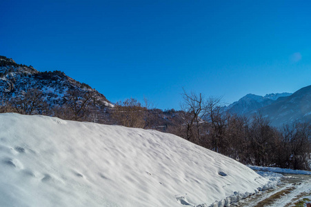 冬日的山景与雪在阳光明媚的日子里