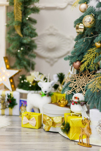 美丽的圣诞盒子在新的一年树下, 优雅的灯光风格
