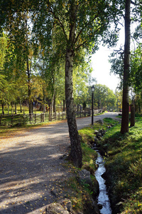 瑞典乡村的秋天风景与草甸和古建筑