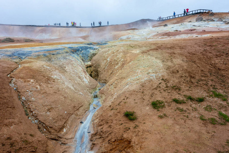 Leirhnjukur黏土山在北部冰岛一个美丽的火山熔岩领域与熔岩河和纹形成以帕霍霍熔岩熔岩流和五颜六色的陨石坑