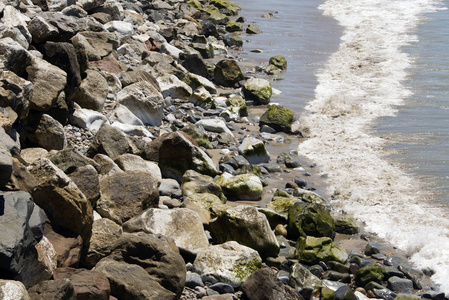 在加利福尼亚州的夏天, 有石头岩石和太平洋的马里布海滩景观