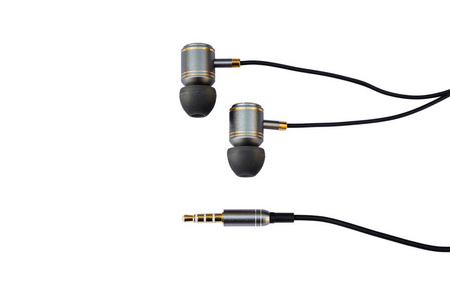 高质量的金色黑色耳机或耳芽与2.5mm 插孔在孤立的白色背景